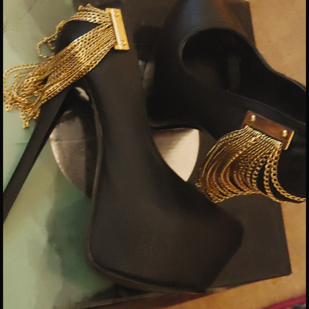 Stilletto pumps